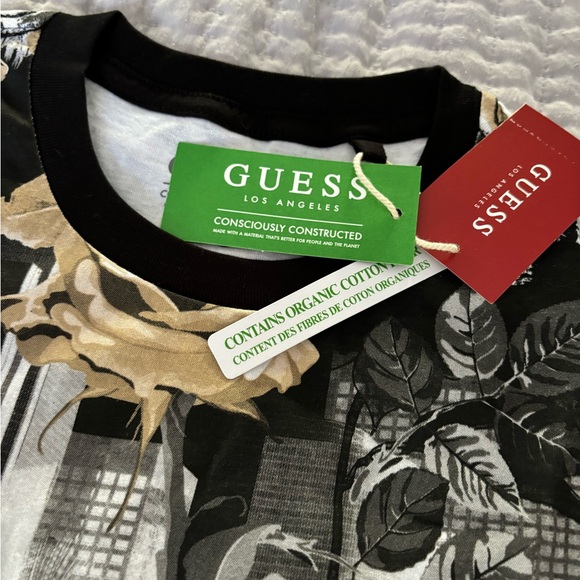 NWT Guess print tee - Picture 2 of 2